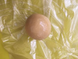 双蛋黄莲蓉月饼,包裹好的月饼用手掌搓圆，表面光滑，如有气泡，可用牙签扎破；
