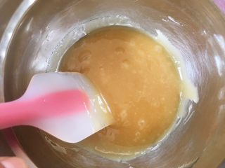 双蛋黄莲蓉月饼,加入花生油，继续搅拌均匀；
