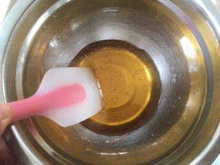 双蛋黄莲蓉月饼,干净的容器内加入转化糖浆跟枧水，搅拌均匀；