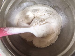 双蛋黄莲蓉月饼,
过筛低筋面粉；