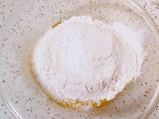 花生小酥饼,筛入混合好的低筋面粉、泡打粉和苏打粉。