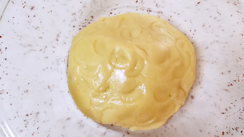 花生小酥饼,用硅胶刮刀翻拌成团。
