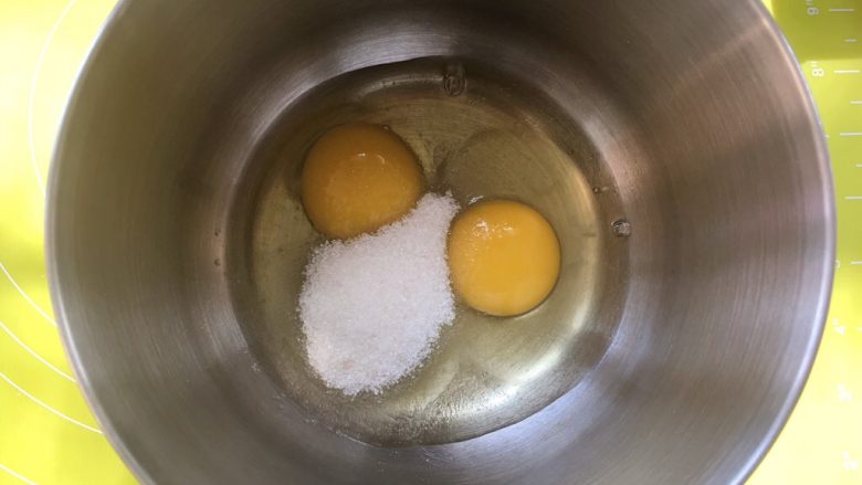 爱心金沙月饼,将两颗鸡蛋打至干净的容器内，加入细砂糖，用蛋抽搅拌均匀；
