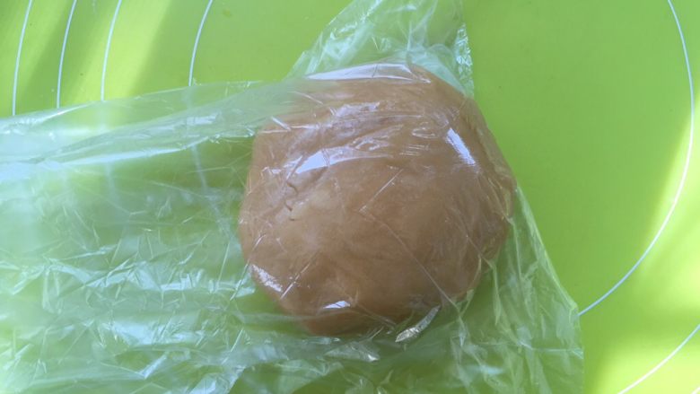 爱心金沙月饼,将搅拌均匀的面团装入保鲜袋，轻揉面团揉至表面光滑，之后放一旁松弛15分钟；
