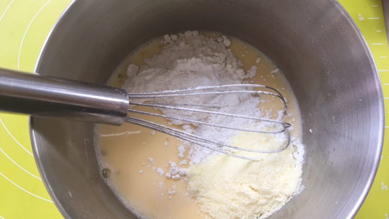 爱心金沙月饼,加入低筋面粉、玉米淀粉跟奶粉，用蛋抽搅拌均，无干粉颗粒即可；
