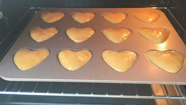 爱心金沙月饼,将松弛好的月饼放入烤箱内，180度烘烤15分钟；
