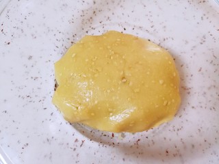 花生小酥饼, 用手拌成团（最好戴上一次性手套操作）。