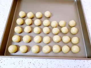 花生小酥饼,分成10g一份搓圆备用。