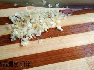 蒜蓉粉丝虾（一看就会！）,几颗大蒜剥皮 切碎