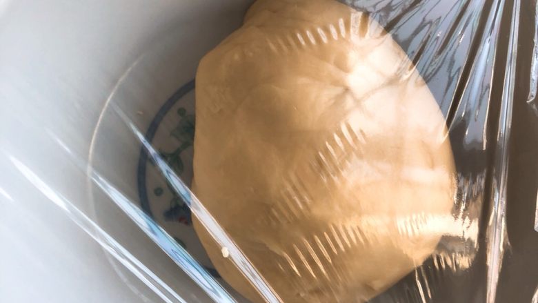 葱香火腿腊肠肉松面包,放置发酵，碗底隔着温水发酵更快。
