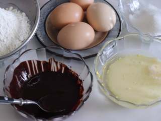 双色戚风蛋糕,牛奶和玉米油混合，准备好其他食材，其中低筋面粉过筛。
