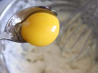 双色戚风蛋糕,鸡蛋分蛋到无水无油的盆中，取蛋黄放到面糊中