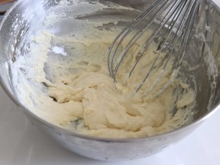 双色戚风蛋糕,筛入低筋面粉，用Z字搅拌的方式，搅拌到不见干粉。
