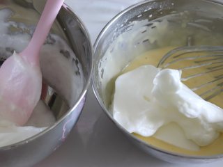 双色戚风蛋糕,取一部分蛋白霜，放到蛋黄糊中，翻拌均匀，再取一部分蛋白翻拌，之后，倒入到蛋白盆中