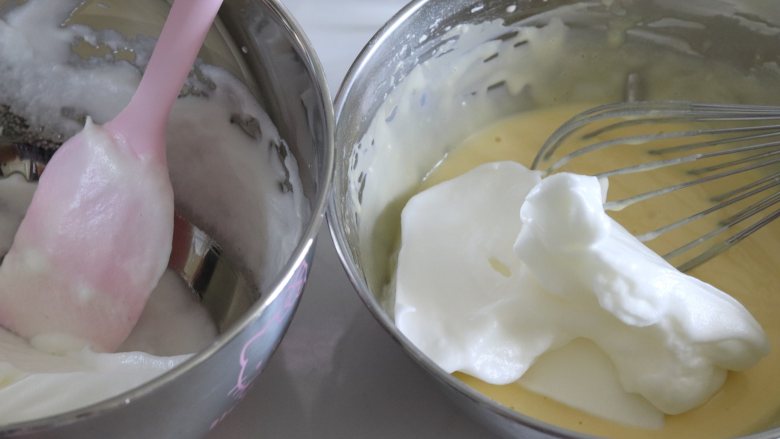 双色戚风蛋糕,取一部分蛋白霜，放到蛋黄糊中，翻拌均匀，再取一部分蛋白翻拌，之后，倒入到蛋白盆中