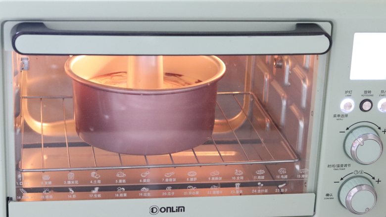 双色戚风蛋糕,提前预热烤箱，150度，50分钟左右。
