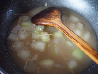 海米冬瓜汤,搅拌均匀后撒入芹菜碎不错