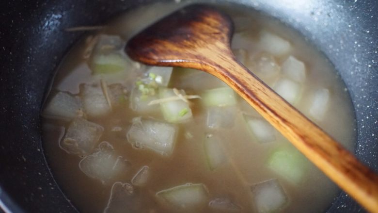 海米冬瓜汤,搅拌均匀后撒入芹菜碎不错