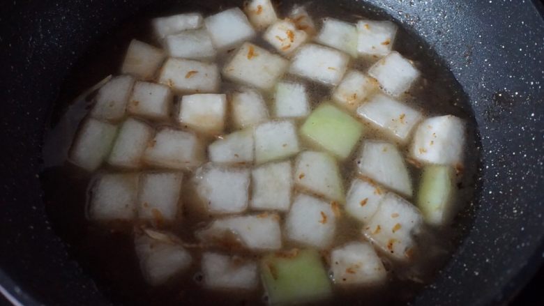 海米冬瓜汤,加入3碗清水盖上锅盖大火煮开后转小火慢煎炖