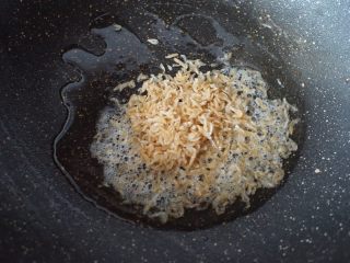 海米冬瓜汤,放入海米到锅里煸炒出香味