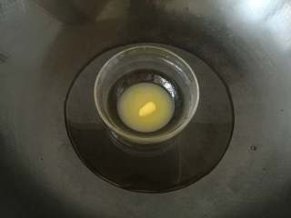 流心金沙奶黄月饼,将黄油隔热水融化成液体