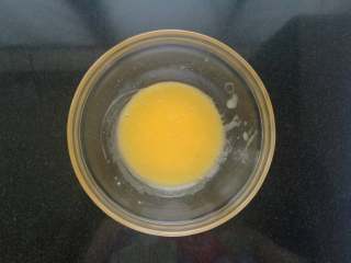 流心金沙奶黄月饼,放凉后加入全蛋液，搅拌均匀