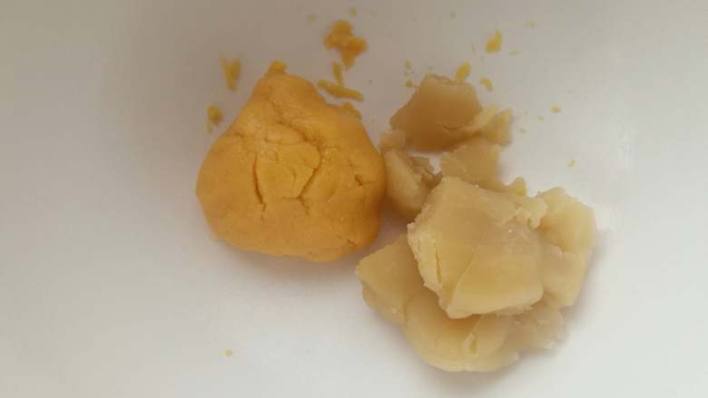 流心金沙奶黄月饼,加入奶黄月饼预拌粉拌至无干粉