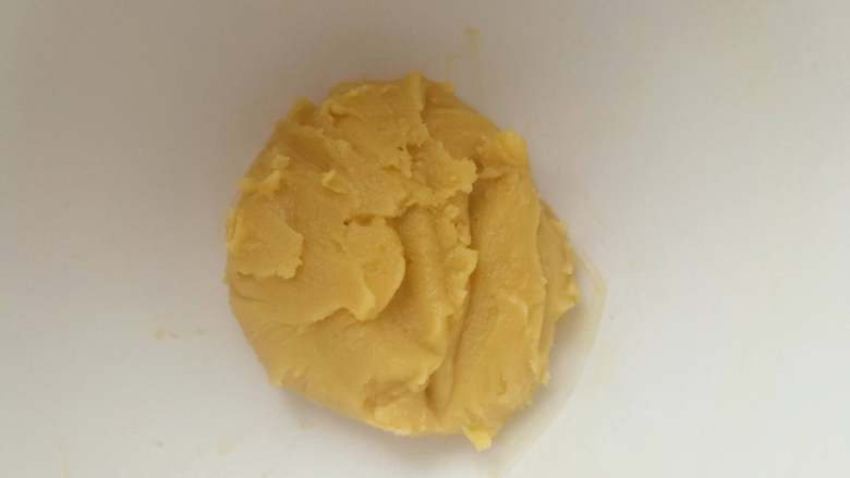 流心金沙奶黄月饼,揉合成面团，用保鲜膜包好，冷藏松弛30分钟