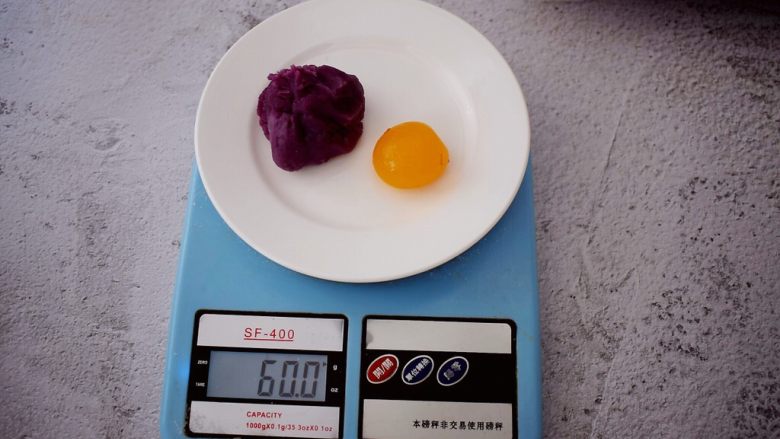 紫薯蛋黄月饼,蛋黄和<a style='color:red;display:inline-block;' href='/shicai/ 6364'>紫薯馅</a>合在一起为60克