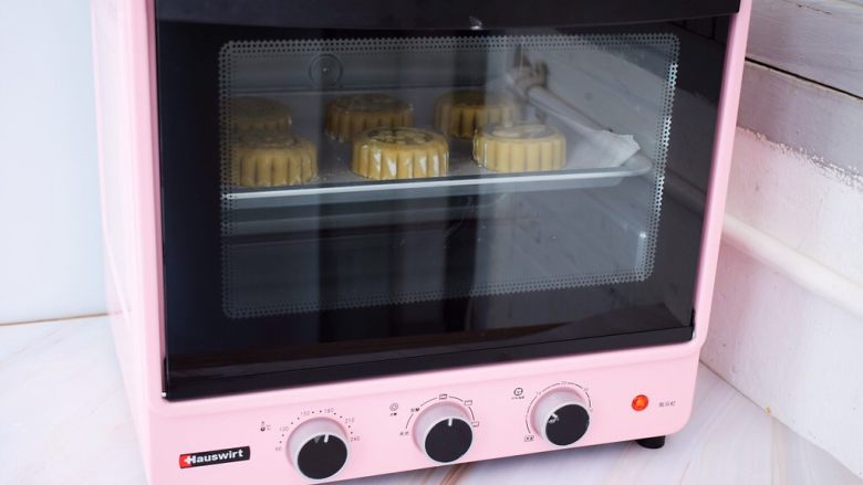 紫薯蛋黄月饼,再放入预热好的烤箱，上下火180度，中层烤5分钟定型