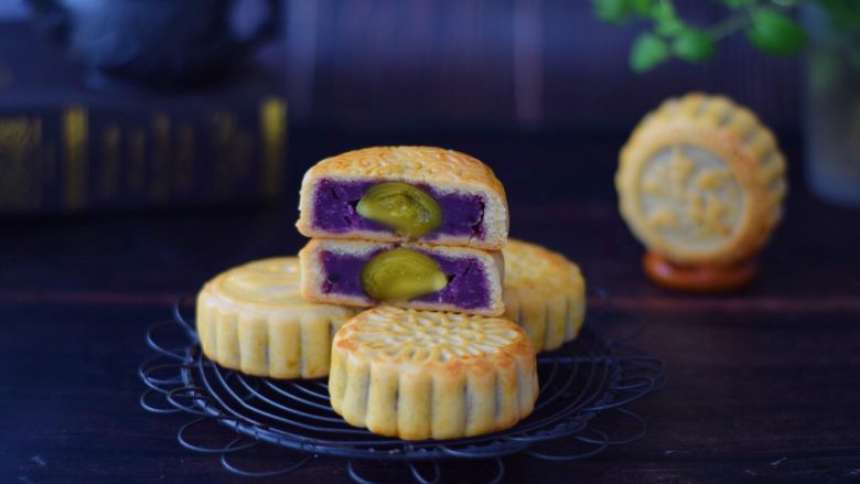 紫薯蛋黄月饼,成品图