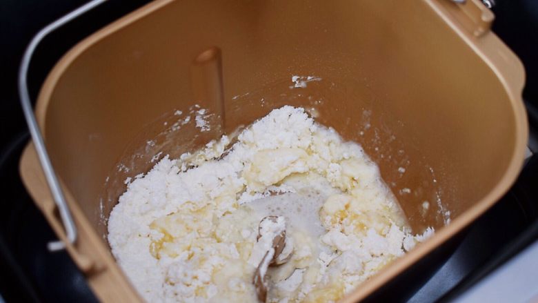 苏式豆沙月饼,把水油皮材料全放入海氏面包机中揉成团