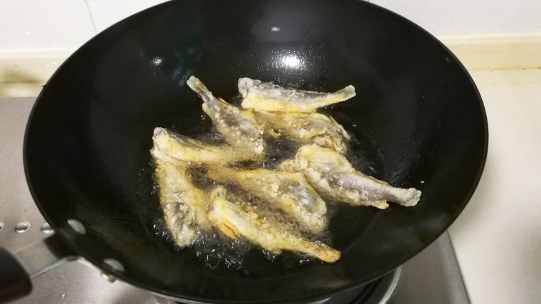 酥脆小黄鱼,锅中放入适量食用油烧热，放入小黄鱼中火炸