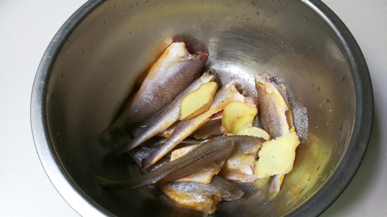 酥脆小黄鱼,放入大葱姜片拌匀腌制十五分钟