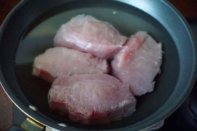 儿童番茄肉松,猪肉切成大块放入开水锅里焯去血水