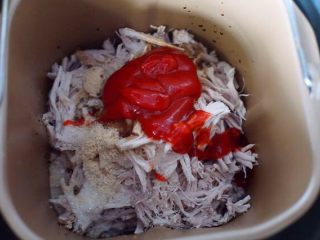 儿童番茄肉松,稍微撕一下，放入面包机桶里，再加入所有的调料，按肉松键即可
