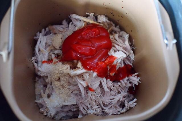 儿童番茄肉松,稍微撕一下，放入面包机桶里，再加入所有的调料，按肉松键即可
