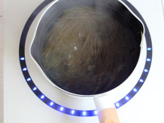肉沫酸辣粉,锅中加水，水开后下粉丝煮熟，捞出备用。