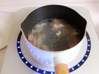 肉沫酸辣粉,加入足量的水，煮开。