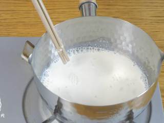 奶黄包18m+,先做面团。牛奶加热，手感觉到温热就可以加酵母了，搅拌均匀后静置5分钟。