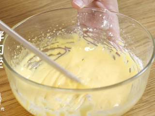 奶黄包18m+,筛入低筋面粉、玉米淀粉，搅拌至无颗粒~
