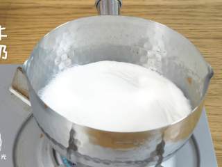 奶黄包18m+,牛奶煮至沸腾