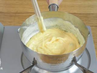 奶黄包18m+,再倒回锅中，小火加热，搅拌至糊状。