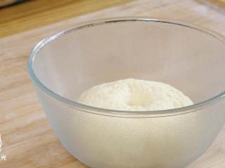 奶黄包18m+,面团发酵至两倍大就可以拿出来了，手指戳一下不回弹就是发酵好了。