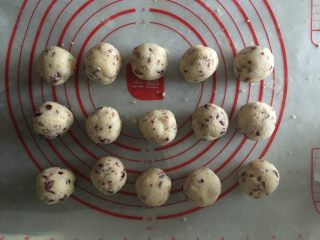 椰蓉蔓越莓月饼,分成均匀的小团子