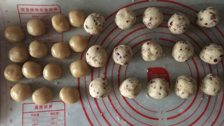 椰蓉蔓越莓月饼,饼皮的液体材料全部混合乳化后加入面粉搅拌均匀，揉成团后装保鲜袋静置2小时后分成大小均匀的面团