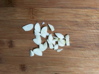 金蒜豇豆,蒜瓣剥去皮切成片