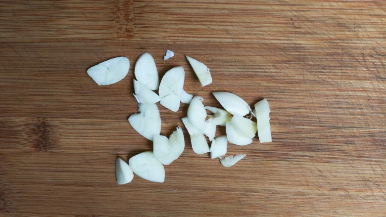 金蒜豇豆,蒜瓣剥去皮切成片
