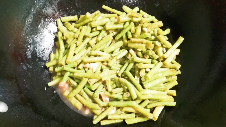 金蒜豇豆,盖上锅盖中火烧开转小火烧至豇豆熟透，一定要熟透，半生半熟的豇豆有毒
