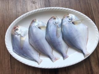 清蒸白鲳鱼,白鲳鱼腌制好拿到另一个盘里摆好，腌出来的水倒掉